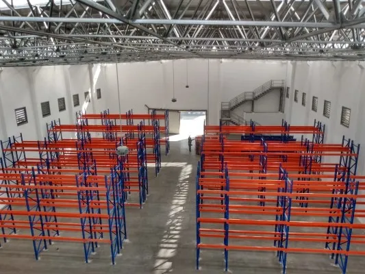 Vista aérea de racks selectivos en una bodega, mostrando la organización eficiente del espacio de almacenamiento.